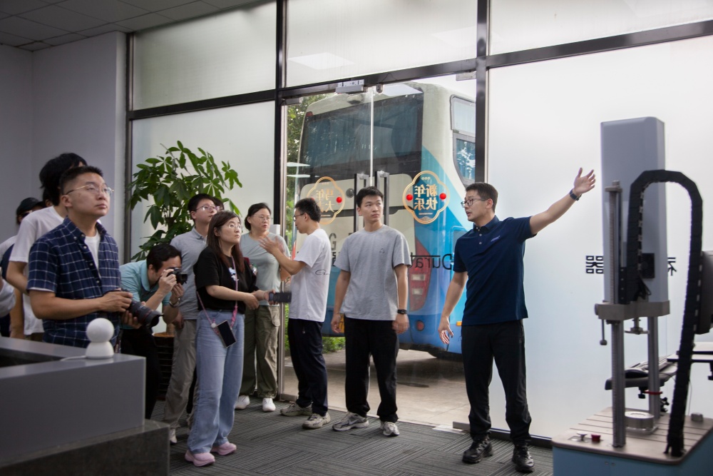 欢迎17家主流媒体莅临视疆参观交流——走进动磁直线电机驱动试验技术